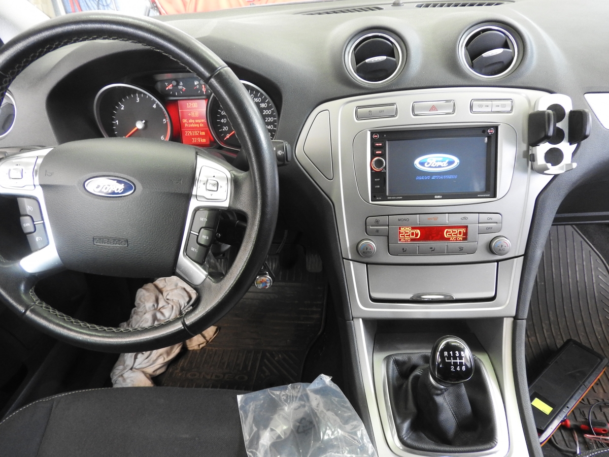 Ford Mondeo srebrny.jpg